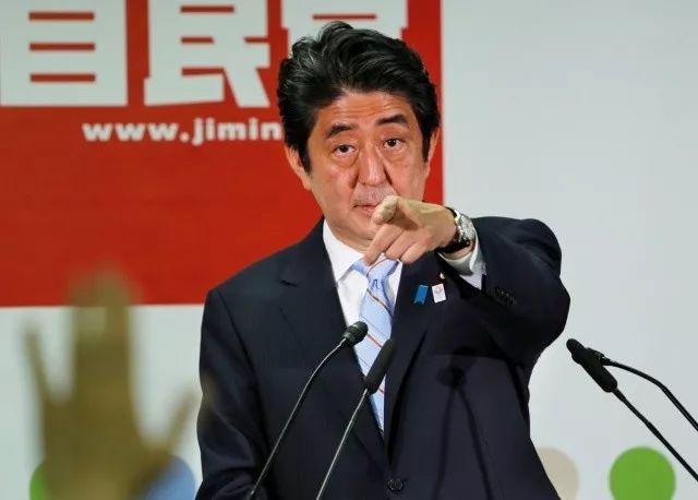 “谦卑”后的“强硬”：安倍的后滚翻可没那么简单