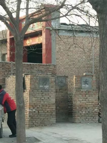 地道战景区，被“汉奸”和垃圾攻陷